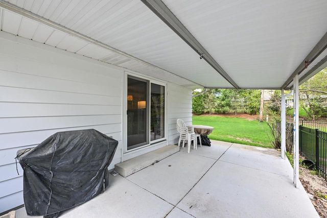 2490 De Carlin DRIVE, Brookfield, WI 53045