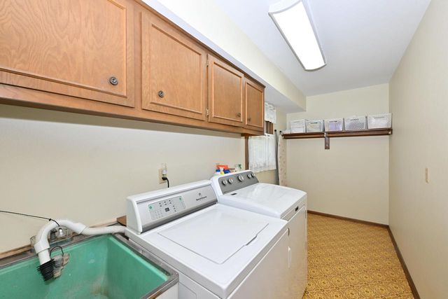 2490 De Carlin DRIVE, Brookfield, WI 53045