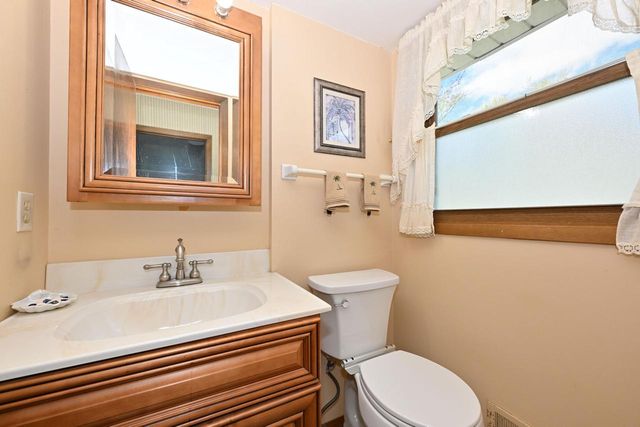 2490 De Carlin DRIVE, Brookfield, WI 53045