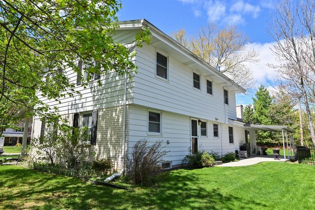 2490 De Carlin DRIVE, Brookfield, WI 53045