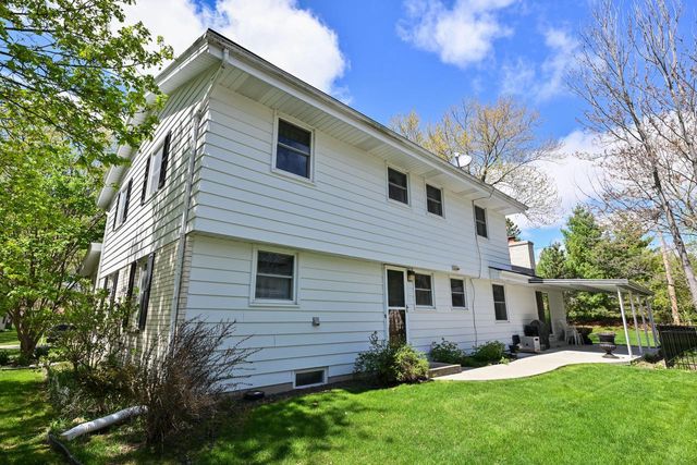 2490 De Carlin DRIVE, Brookfield, WI 53045