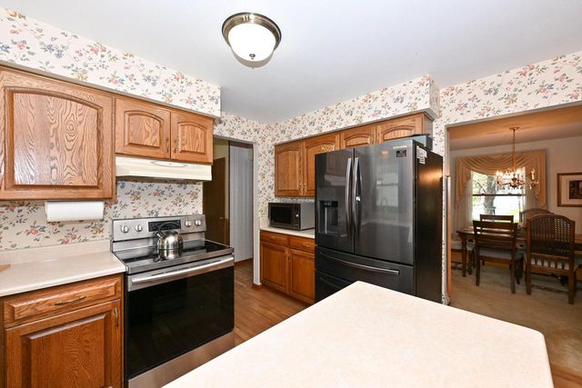 2490 De Carlin DRIVE, Brookfield, WI 53045