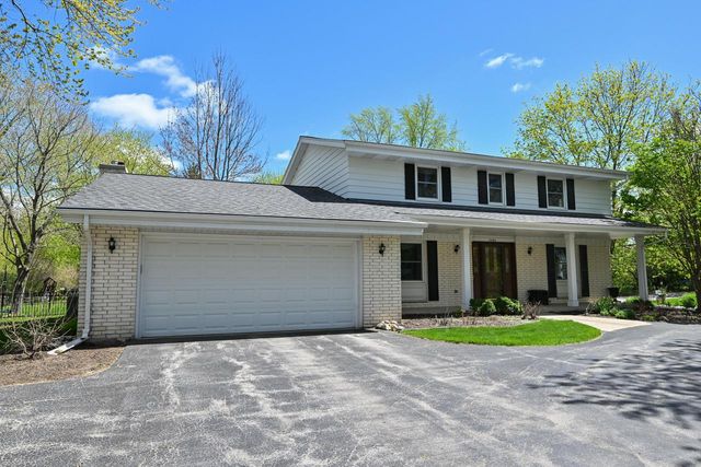 2490 De Carlin DRIVE, Brookfield, WI 53045