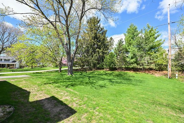 2490 De Carlin DRIVE, Brookfield, WI 53045