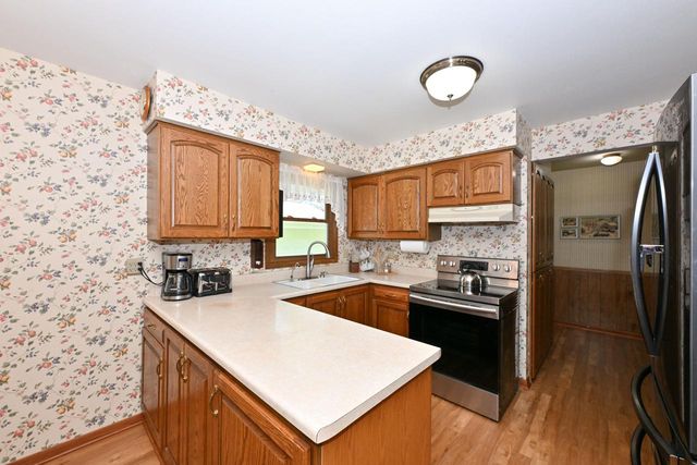 2490 De Carlin DRIVE, Brookfield, WI 53045