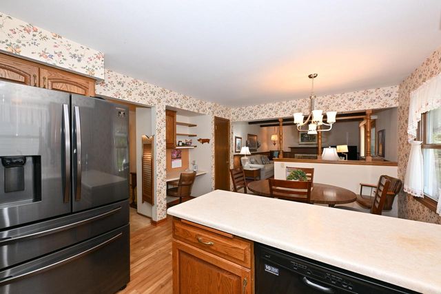 2490 De Carlin DRIVE, Brookfield, WI 53045