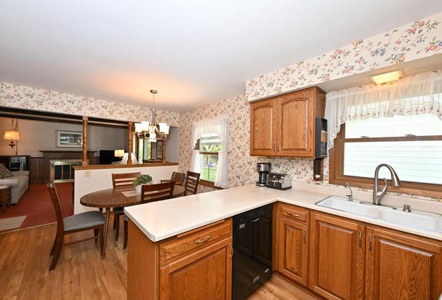 2490 De Carlin DRIVE, Brookfield, WI 53045