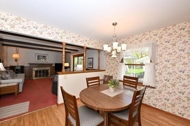 2490 De Carlin DRIVE, Brookfield, WI 53045