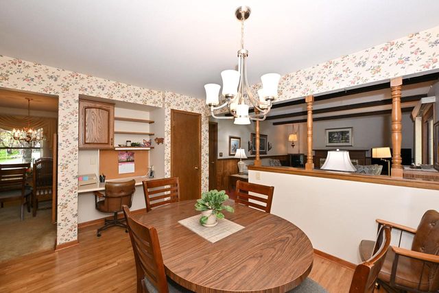 2490 De Carlin DRIVE, Brookfield, WI 53045
