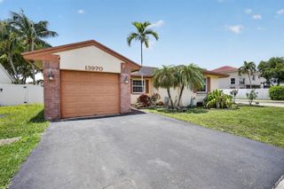 13970 Oaklawn Place, Davie, FL 33325
