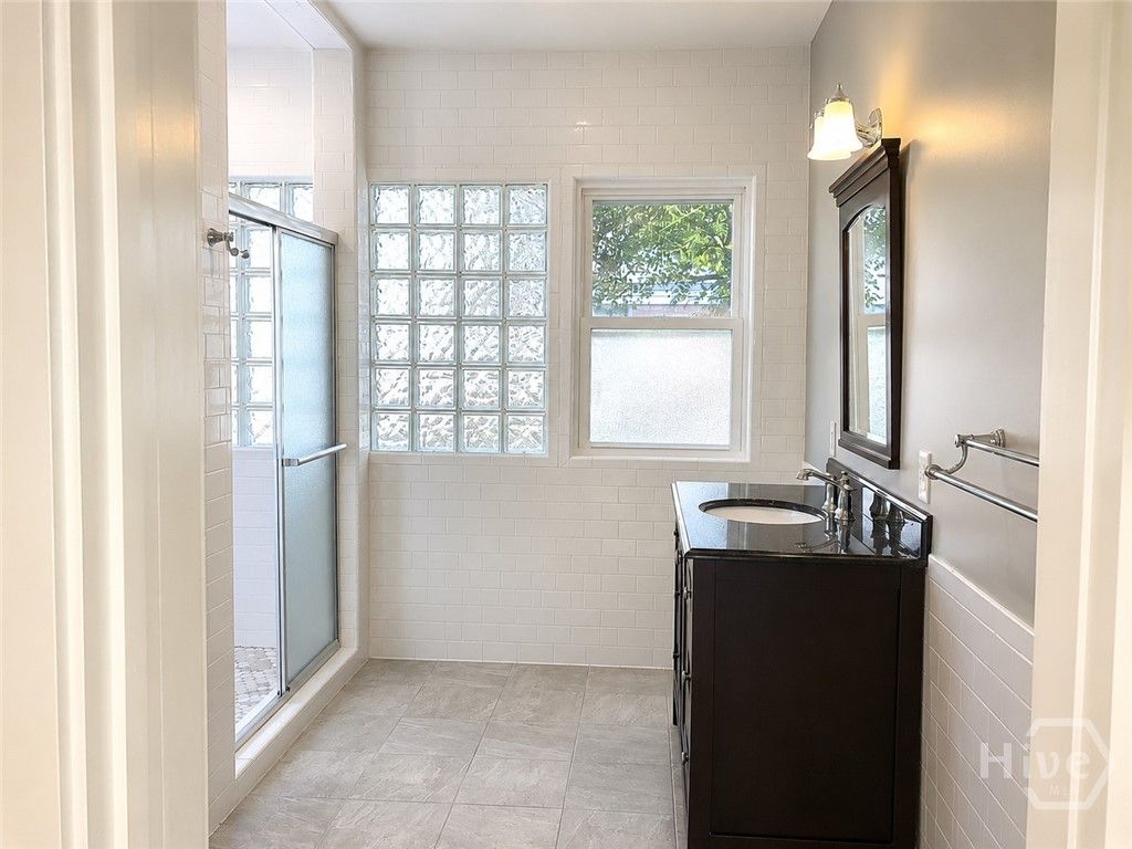 Image 10 of property listing at 19 W W 50th Street W, Savannah, GA 31401