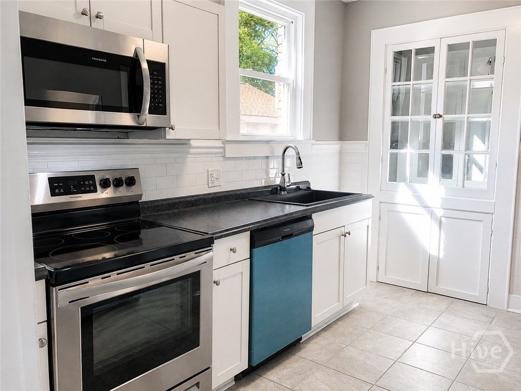 Image 12 of property listing at 19 W W 50th Street W, Savannah, GA 31401