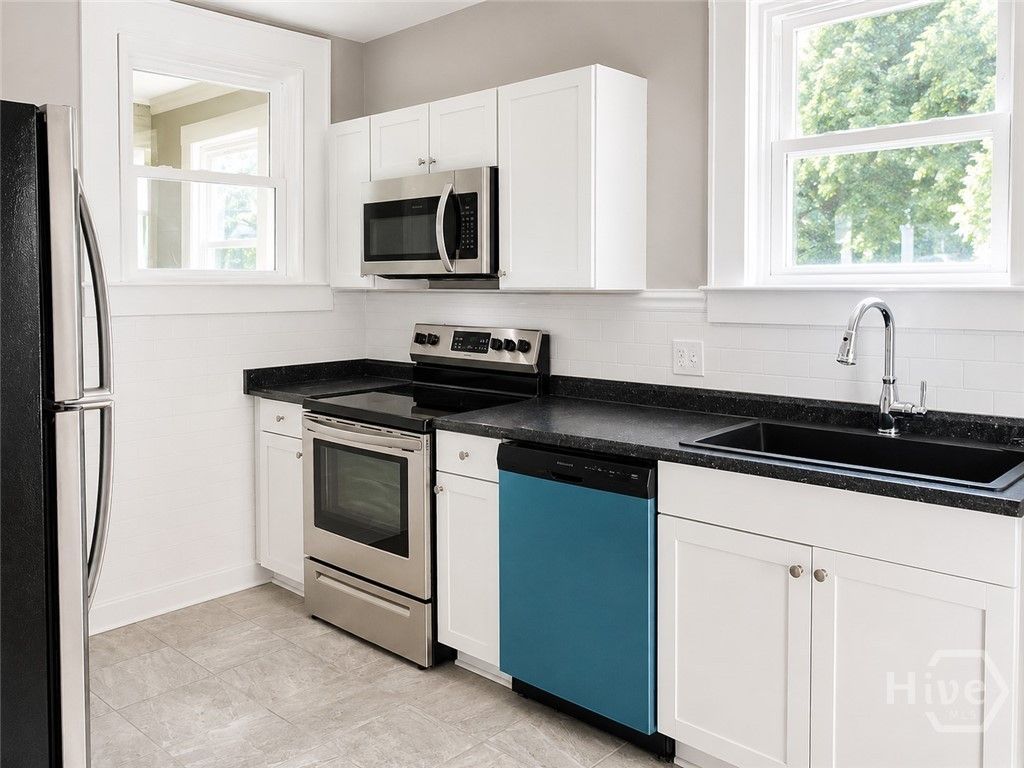 Image 14 of property listing at 19 W W 50th Street W, Savannah, GA 31401