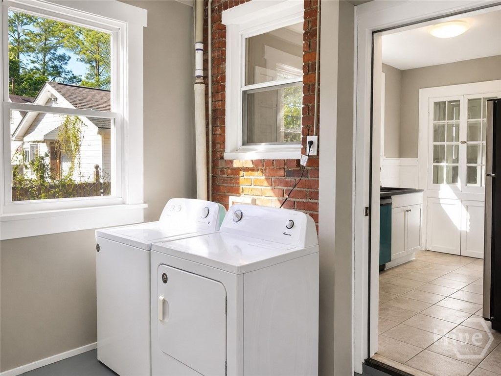 Image 15 of property listing at 19 W W 50th Street W, Savannah, GA 31401