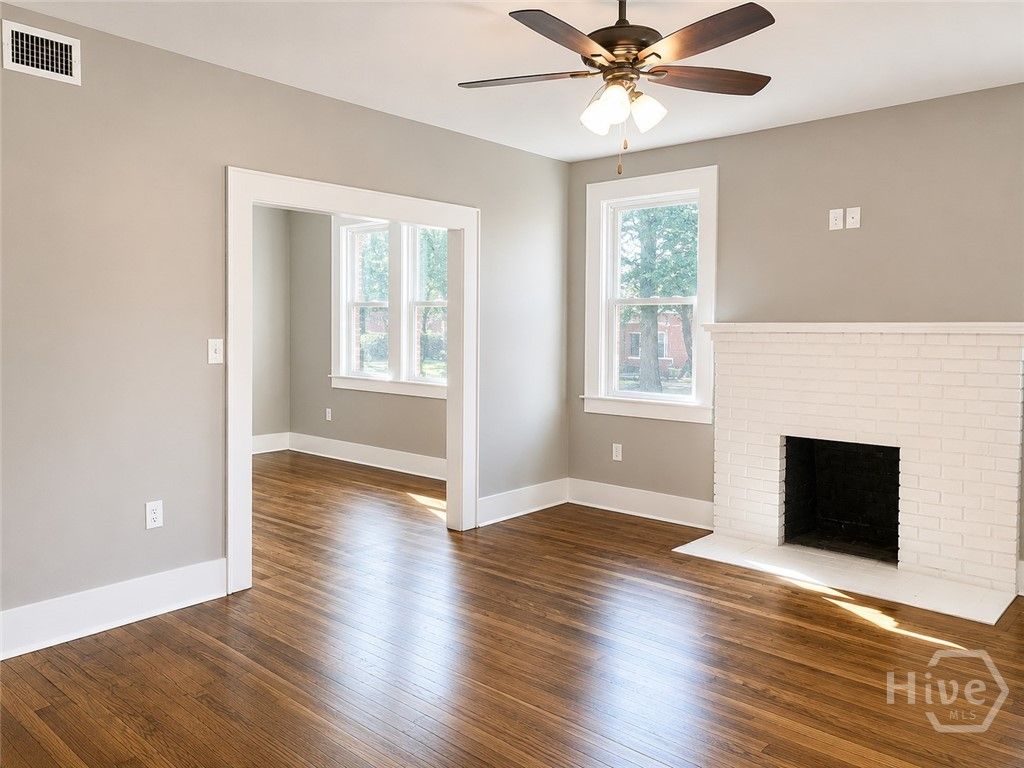 Image 5 of property listing at 19 W W 50th Street W, Savannah, GA 31401