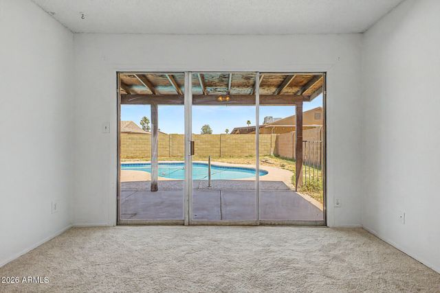 5208 W SHANGRI LA Road, Glendale, AZ 85304