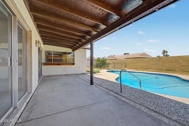 5208 W SHANGRI LA Road, Glendale, AZ 85304