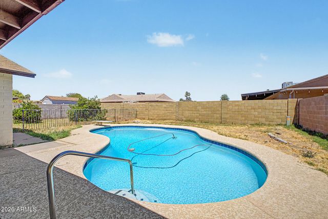 5208 W SHANGRI LA Road, Glendale, AZ 85304