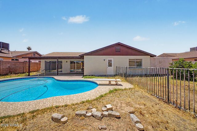 5208 W SHANGRI LA Road, Glendale, AZ 85304