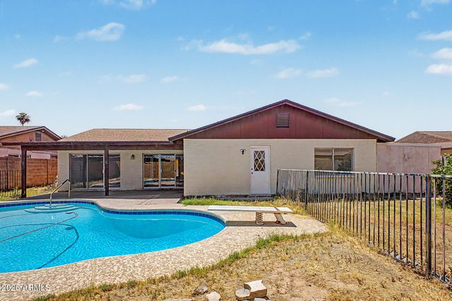 5208 W SHANGRI LA Road, Glendale, AZ 85304