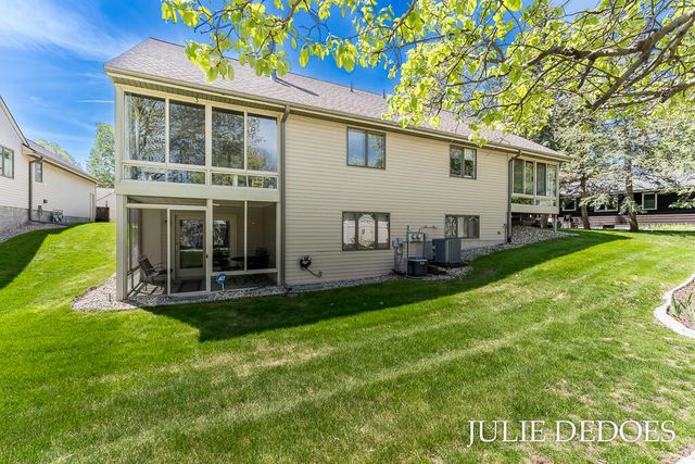 8 Summit Park Drive 8, Spring Lake, MI 49456