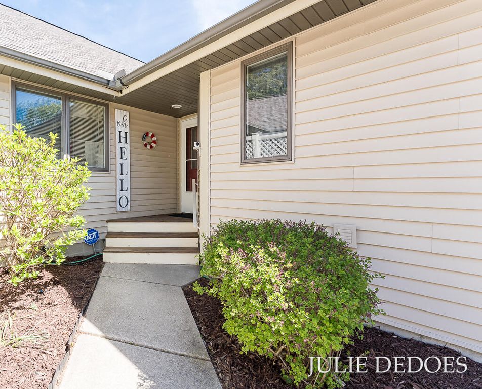 8 Summit Park Drive 8, Spring Lake, MI 49456