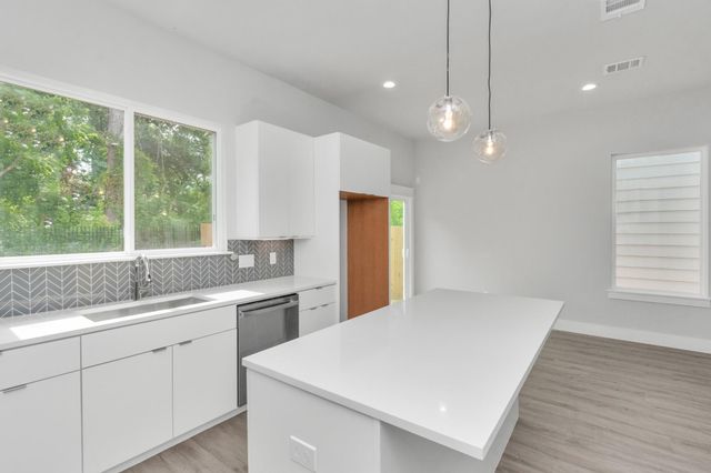 5818 Burt Street, Houston, TX 77091