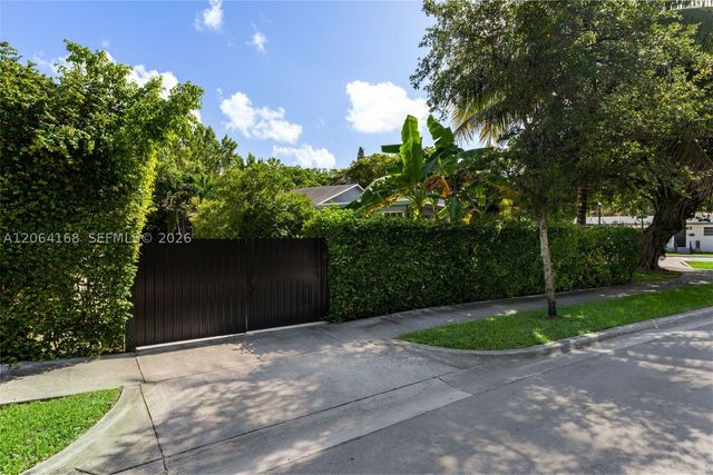 902 NW 10th Ct, Miami, FL 33136