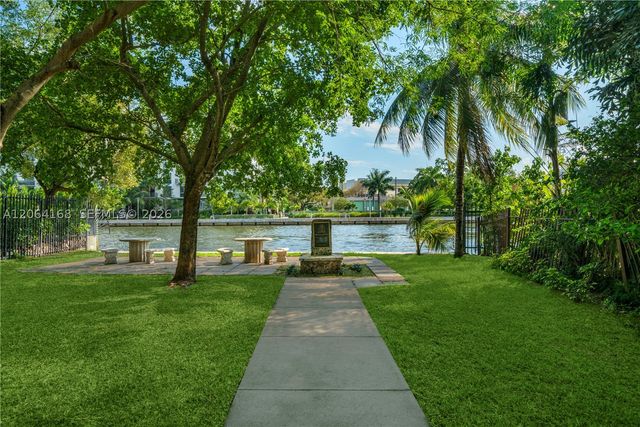 902 NW 10th Ct, Miami, FL 33136