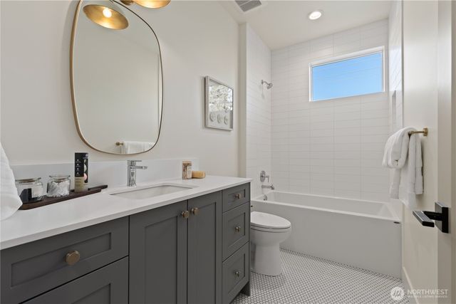 3243 13th Avenue W, Seattle, WA 98119