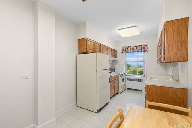 60 Pinewood Avenue 1B, Hartsdale, NY 10530