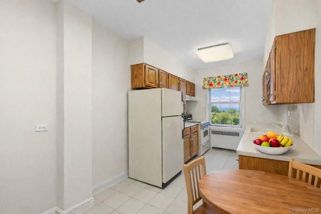 60 Pinewood Avenue 1B, Hartsdale, NY 10530