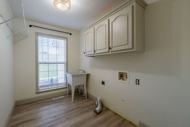 801 Cherokee Hills Dr, Loretto, TN 38469