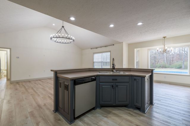 801 Cherokee Hills Dr, Loretto, TN 38469