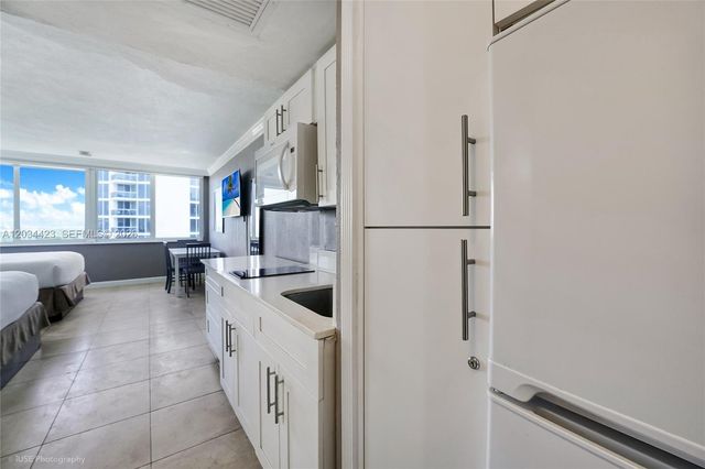 19201 Collins Avenue 827, Sunny Isles Beach, FL 33160