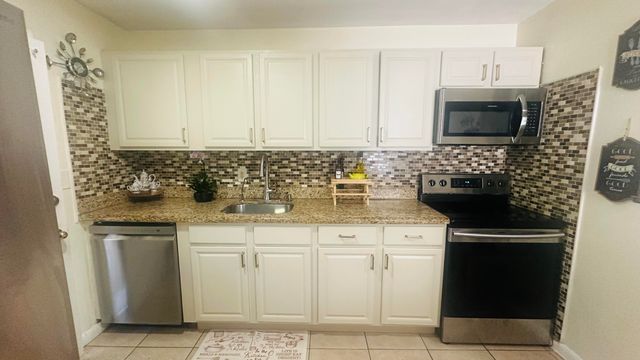 6710 Forest Court, West Palm Beach, FL 33405