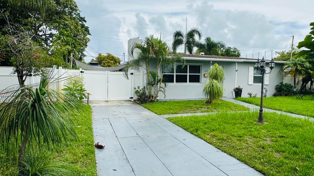 6710 Forest Court, West Palm Beach, FL 33405