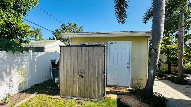 6710 Forest Court, West Palm Beach, FL 33405