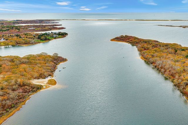 114 Meetinghouse Way, Edgartown, MA 02557