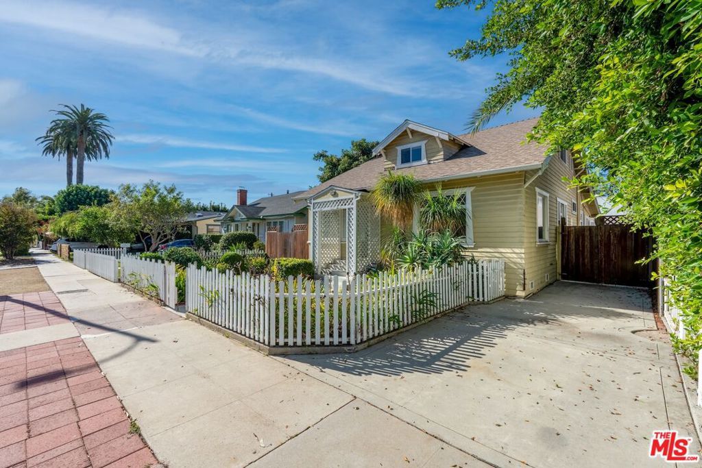 2421 Glyndon Avenue, Venice, CA 90291 — photo 2