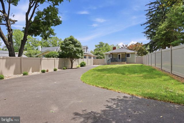 126 W MAPLE AVE, Morrisville, PA 19067