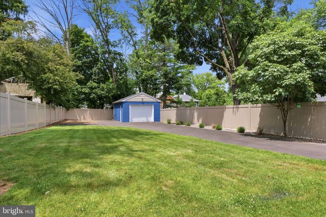 126 W MAPLE AVE, Morrisville, PA 19067