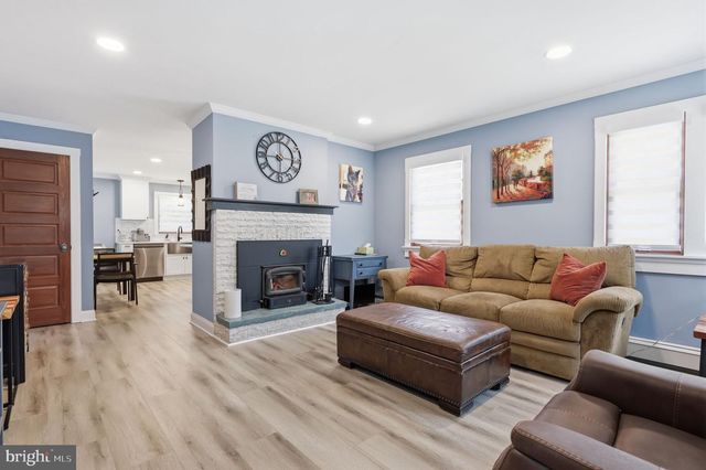 126 W MAPLE AVE, Morrisville, PA 19067