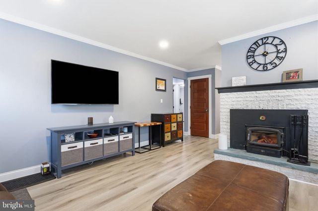 126 W MAPLE AVE, Morrisville, PA 19067