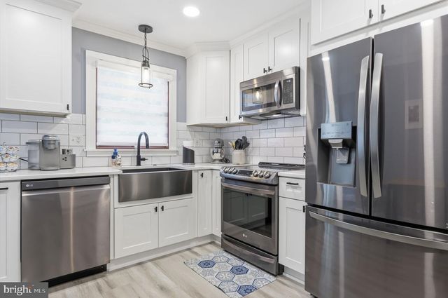 126 W MAPLE AVE, Morrisville, PA 19067