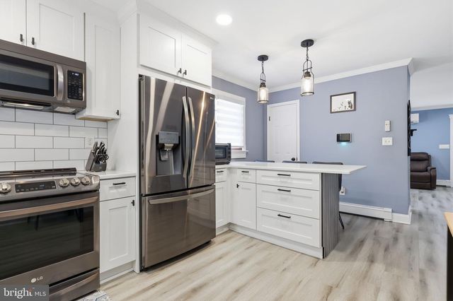 126 W MAPLE AVE, Morrisville, PA 19067