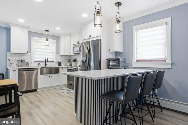 126 W MAPLE AVE, Morrisville, PA 19067