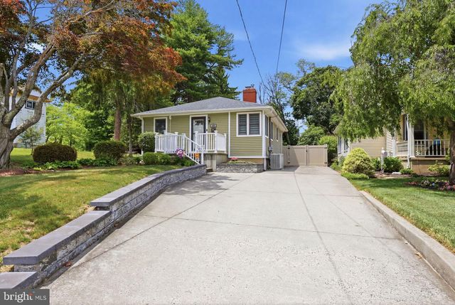 126 W MAPLE AVE, Morrisville, PA 19067