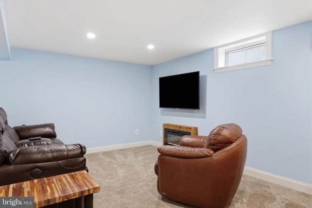 126 W MAPLE AVE, Morrisville, PA 19067