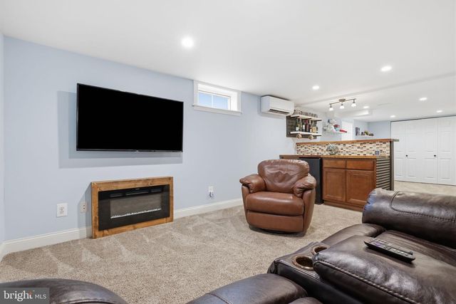 126 W MAPLE AVE, Morrisville, PA 19067